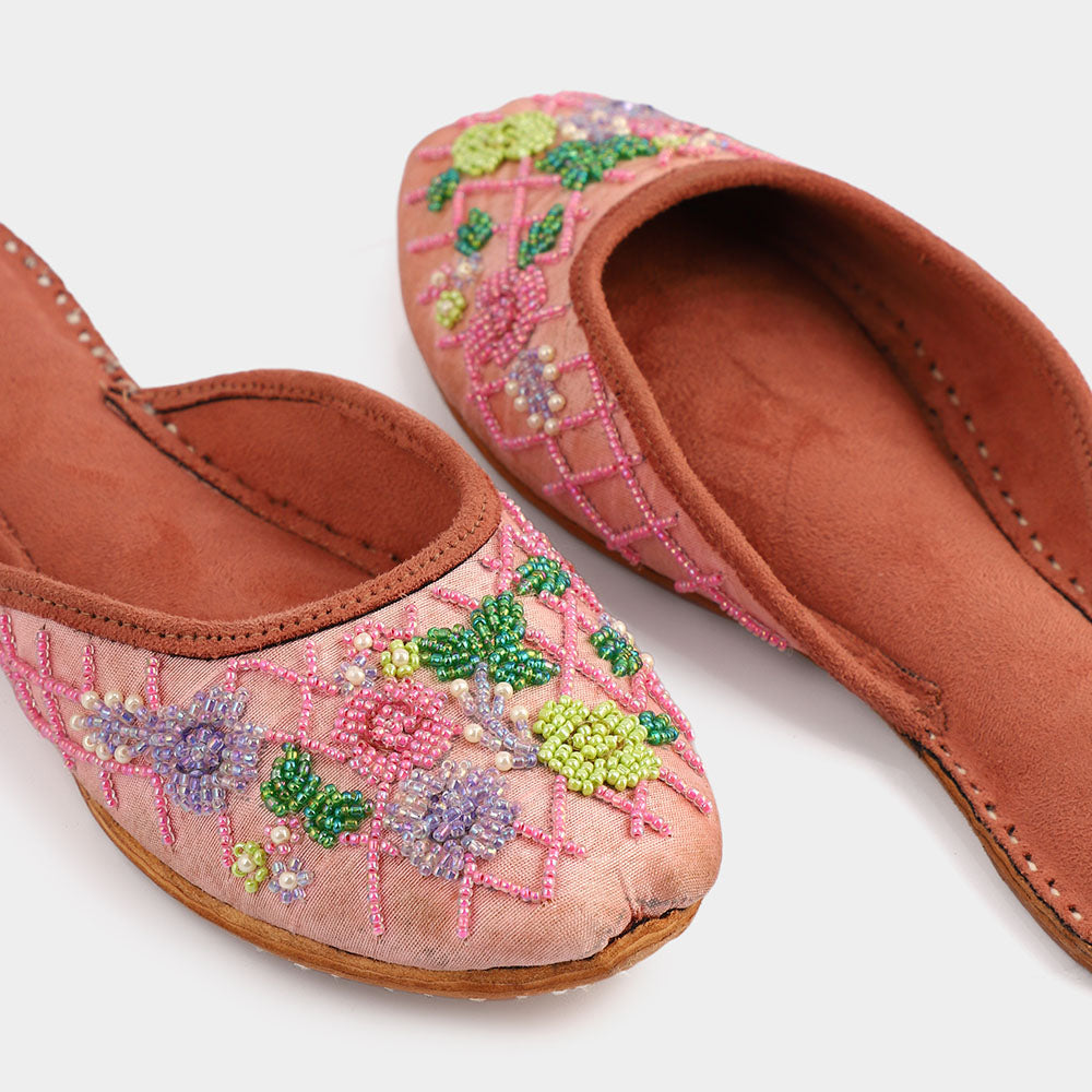 Find your perfect pair of light pink dress shoes with elegant kussas. Shop our embellished light pink women's shoes today!