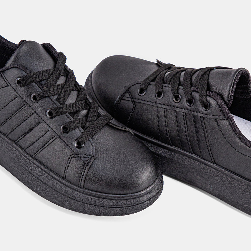 Black Lemis sneakers featuring a sleek design and cushioned sole, perfect for casual wear and everyday activities.