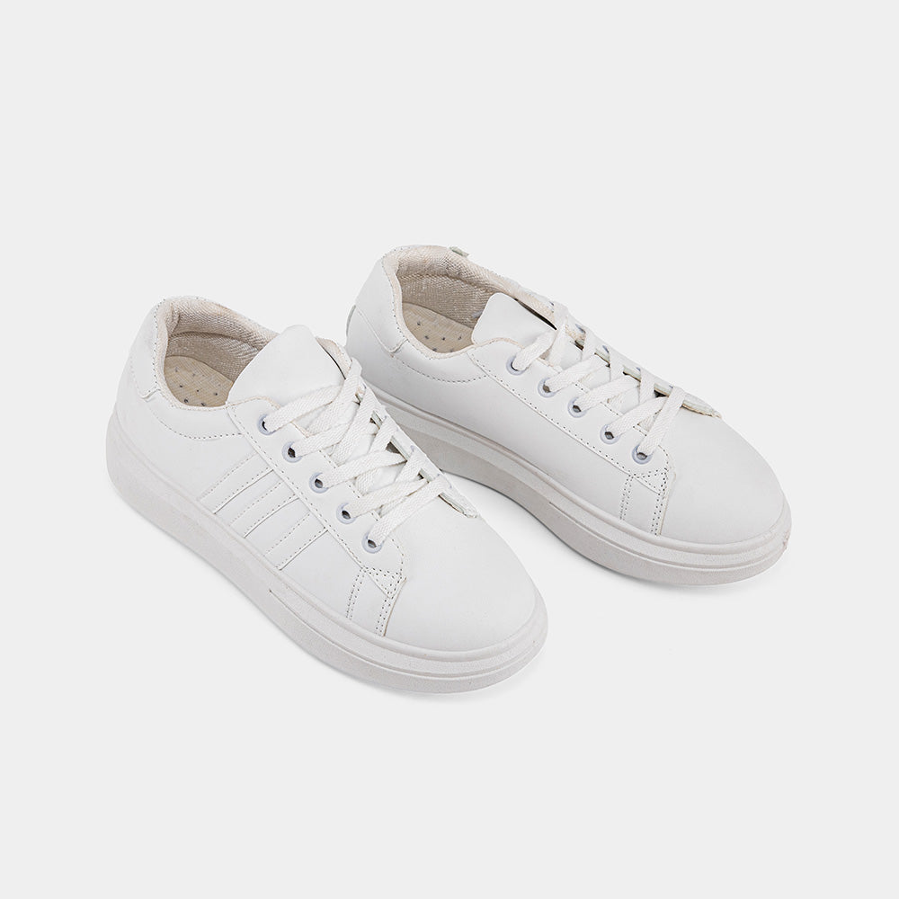 White Lemis sneakers featuring a breathable upper and cushioned sole, designed for comfort and casual wear, perfect for various occasions.