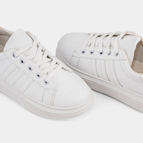 White Lemis sneakers featuring a breathable upper and cushioned sole, designed for comfort and casual wear, perfect for various occasions.