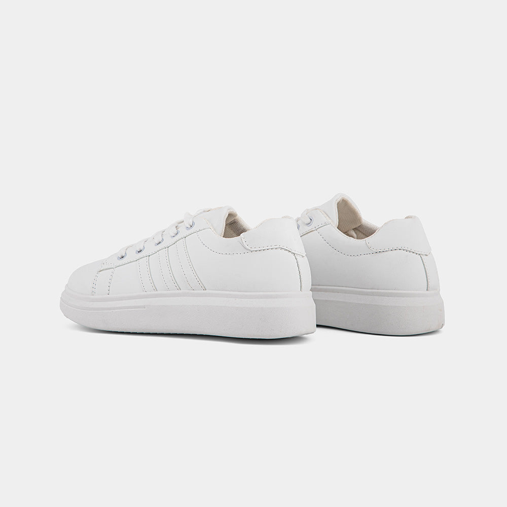 White Lemis sneakers featuring a breathable upper and cushioned sole, designed for comfort and casual wear, perfect for various occasions.